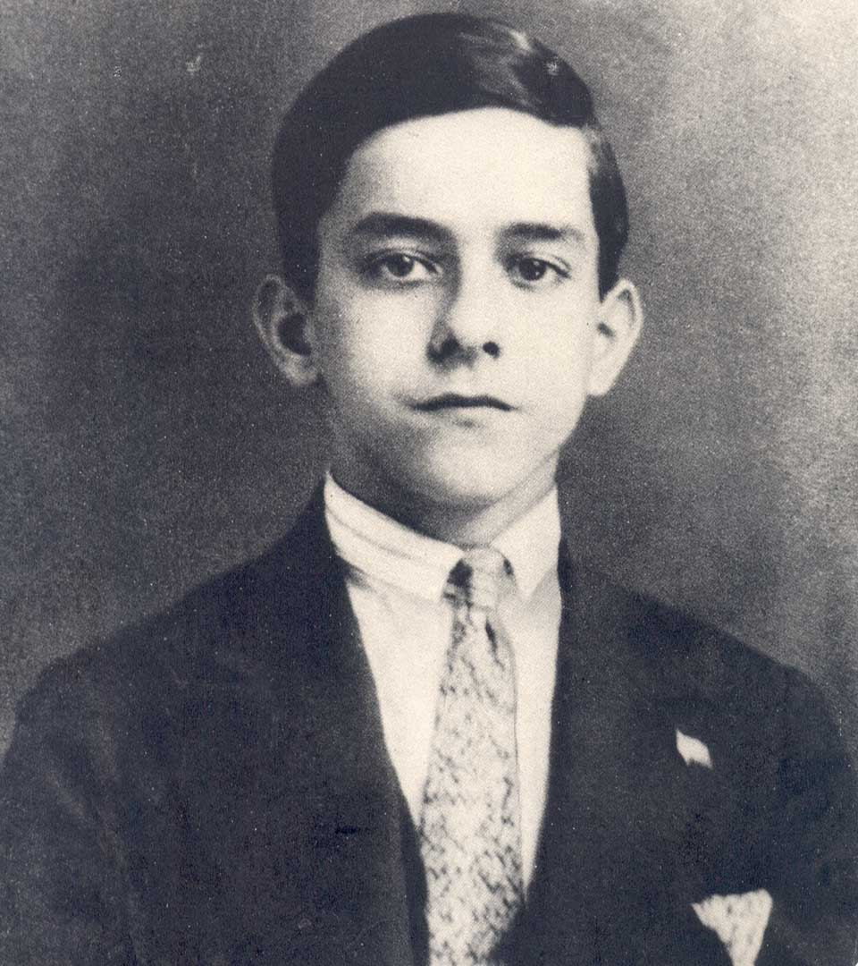 Com o nome de batismo Marcus Vinitius da Cruz de Melo Moraes (apenas aos nove anos registra o Vinicius de Moraes), é filho de Lydia Cruz de Moraes e de ... - 1922