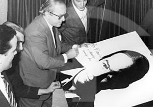 Con Tom Jobim, autografiando un afiche, el último día del show que realizaron en la discoteca Au Bon Gourmet, 1962.