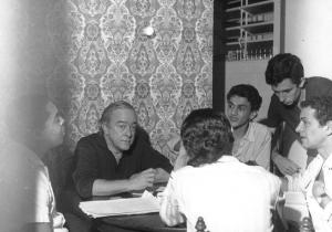 Con Gilberto Gil, Maria Bethânia (de espaldas), Nelson Xavier, Torquato Neto, Caetano Veloso y Vinicius, 1966.